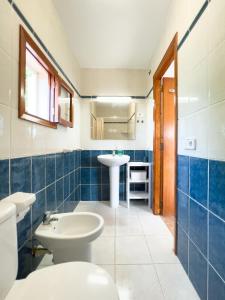 Łazienka z białą toaletą i umywalką w obiekcie Can Pep Yern 2 w mieście Playa Migjorn