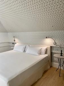 Hotel Tayko Sevilla客房内的一张或多张床位