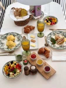 een tafel met borden met eten en drinken bij Hotel Tayko Sevilla in Sevilla