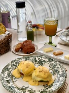Hotel Tayko Sevilla في إشبيلية: طاولة مع أطباق من الطعام وكأس من العصير