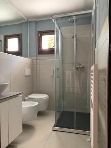 a bathroom with a glass shower and a toilet at Il Riccio appartamento in Cernobbio