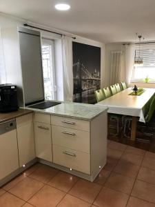 Kuchyň nebo kuchyňský kout v ubytování Ferienwohnung Romantica 1. und 2. OG