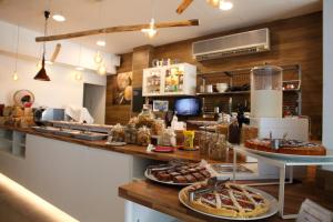 una cocina con varios platos de comida en una barra en Hotel Villa del Parco, en Rímini