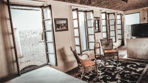 TV a/nebo společenská místnost v ubytování Hacienda Sepulveda Hotel & Spa