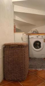 una lavanderia con lavatrice e cesto di Il Riccio appartamento a Cernobbio
