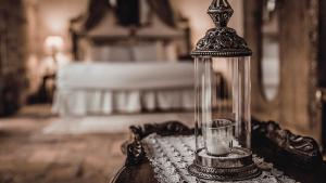 Postel nebo postele na pokoji v ubytování Hacienda Sepulveda Hotel & Spa