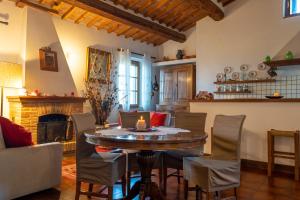 uma sala de jantar com uma mesa e cadeiras e uma lareira em La Torre del Conte,Free Wi-fi, Amazing view em Montepulciano