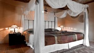 Postel nebo postele na pokoji v ubytování Hacienda Sepulveda Hotel & Spa