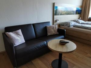 salon z kanapą i stołem w obiekcie Ferienwohnung Margareta w mieście Bad Goisern