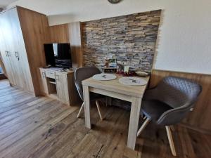 kuchnia ze stołem i krzesłami w pokoju w obiekcie Ferienwohnung Margareta w mieście Bad Goisern