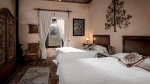 Postel nebo postele na pokoji v ubytování Hacienda Sepulveda Hotel & Spa + 37 fotografií