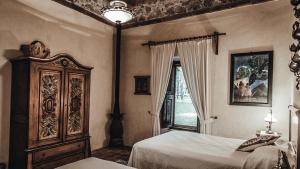 Postel nebo postele na pokoji v ubytování Hacienda Sepulveda Hotel & Spa