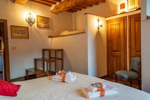 um quarto com uma cama com duas toalhas em La Torre del Conte,Free Wi-fi, Amazing view em Montepulciano