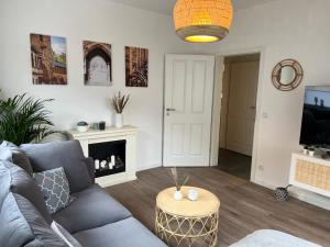 a living room with a couch and a tv at Apartment Altstadtflair in Bad Neuenahr-Ahrweiler