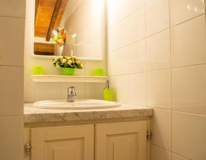 uma casa de banho com um lavatório e um espelho em La Torre del Conte,Free Wi-fi, Amazing view em Montepulciano