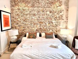 Homely Málaga Mariblanca 17, Vegafuente Apartments客房内的一张或多张床位