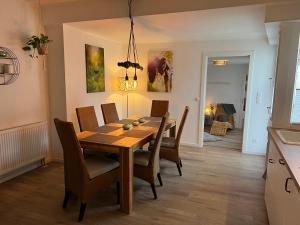uma sala de jantar com uma mesa de madeira e cadeiras em Apartment Altstadtflair em Bad Neuenahr-Ahrweiler