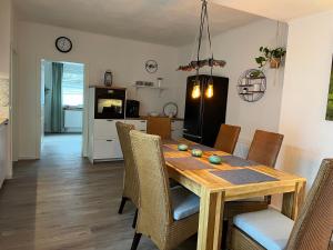 eine Küche und ein Esszimmer mit einem Holztisch und Stühlen in der Unterkunft Apartment Altstadtflair in Bad Neuenahr-Ahrweiler
