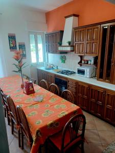 Kuchyňa alebo kuchynka v ubytovaní Casa Donna Rosaria tra Etna e Taormina