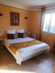 a bedroom with a large bed in a room at Chez TATA in Régusse