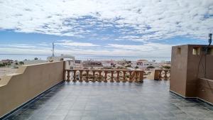 uma varanda com vista para o oceano em Bella Vita A peaceful retreat away from it all with a spectacular view em Puerto Peñasco