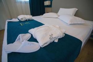 Кровать или кровати в номере Almyros Beach