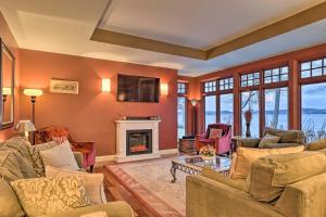 sala de estar con sofás y chimenea en Stunning South Hero Home on Lake Champlain with View en South Hero