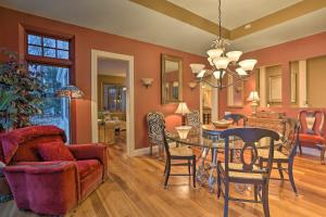 sala de estar con mesa y sillas en Stunning South Hero Home on Lake Champlain with View en South Hero