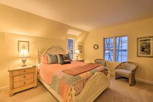 1 dormitorio con 1 cama y 1 silla en Stunning South Hero Home on Lake Champlain with View en South Hero