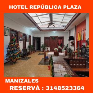 HOTEL LA REPUBLICA MANIZALES في مانيزاليس: شجرة عيد الميلاد في وسط بهو الفندق
