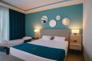 Кровать или кровати в номере Almyros Beach