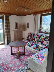 ein Wohnzimmer mit einem Bett und einem Tisch in der Unterkunft Landhaus Penker in Mallnitz