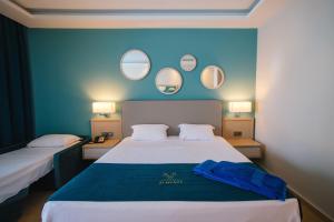 Кровать или кровати в номере Almyros Beach