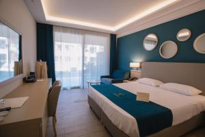 Кровать или кровати в номере Almyros Beach