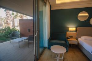 Кровать или кровати в номере Almyros Beach