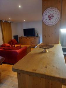 Televízia a/alebo spoločenská miestnosť v ubytovaní Appartement centre du village brides les bains