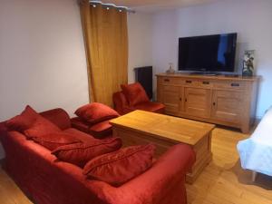 Televízia a/alebo spoločenská miestnosť v ubytovaní Appartement centre du village brides les bains