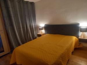Posteľ alebo postele v izbe v ubytovaní Appartement centre du village brides les bains