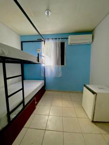 En eller flere køjesenge i et værelse på Pousada E Hostel Pernambucana