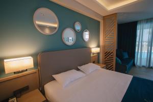 Кровать или кровати в номере Almyros Beach