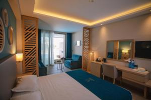 Кровать или кровати в номере Almyros Beach