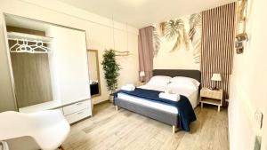 een slaapkamer met een bed en een stoel erin bij Villa Arcipelago in Cefalù +44 foto's