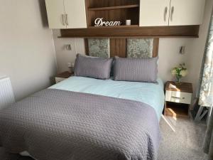 Llit o llits en una habitació de CP1 Caravan, Howelston Holiday Park
