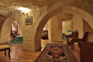 a room with a stone archway with a rug at Yusuf Yigitoglu Konagi - Special Category in Ürgüp