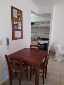 cocina con mesa de madera y sillas en una habitación en Los Ranchos Termas en Colón