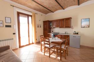 uma cozinha com mesa e cadeiras num quarto em Agriturismo Podere Camollia em Costalpino