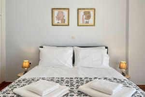 Cama ou camas em um quarto em Entire Comfy Apartment in Pagrati w/ Huge Balcony