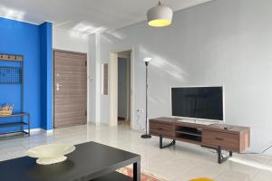 Uma TV ou centro de entretenimento em Entire Comfy Apartment in Pagrati w/ Huge Balcony