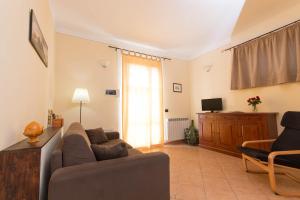 a living room with a couch and a television at Agriturismo Podere Camollia in Costalpino