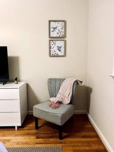 una sala de estar con una silla con una manta. en NEW 3 BRD Modern Urban Gateway, en Arlington